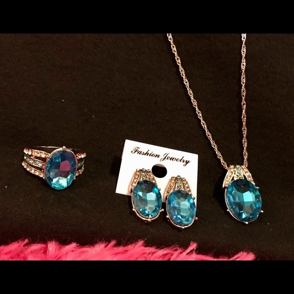 Aquamarine colored ring, earrings and pendant set - Picture 2 of 3